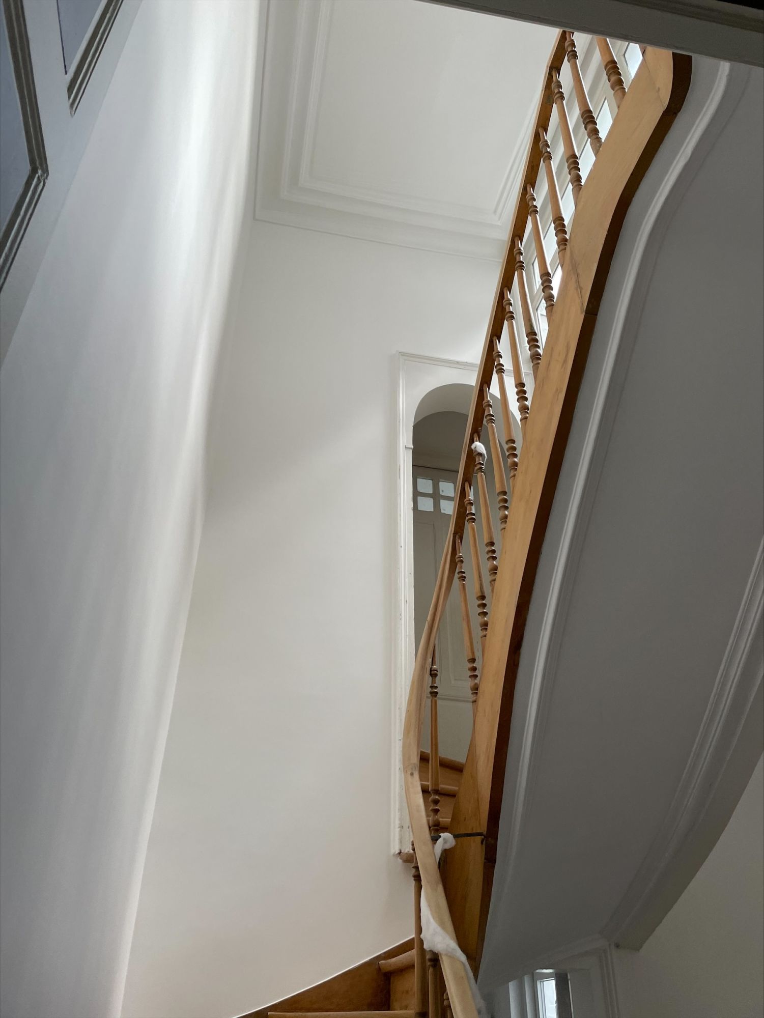 style-peinture-renovation-cage-escalier10